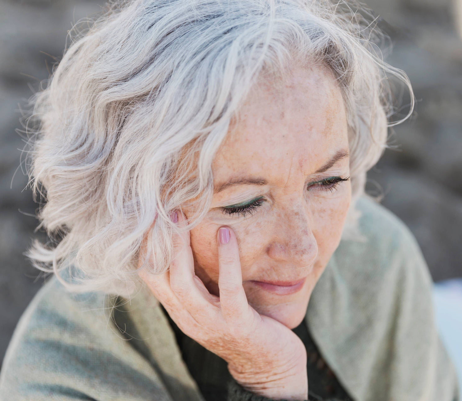 כיצד לזהות ולטפל באטופיק דרמטיטיס במבוגרים: מדריך מקיף לתסמינים וטיפול